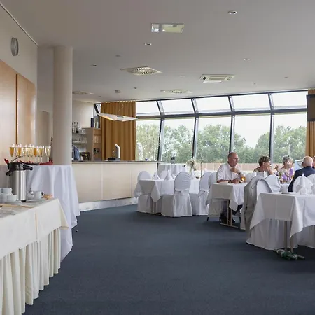 Hotel Motorsport Arena 4*