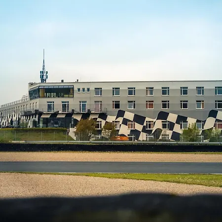 Hotel Motorsport Arena 4*